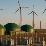 Ältere Windenergieanlagen und eine Biogasanlage neben einem Umspannwerk auf dem Land