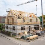 Aufstockung in Holzbauweise: Warum der Bestand vor der Planung gescannt werden sollte ein einfamilienhaus in einem dorf das in holzbauweise aufgestockt wird